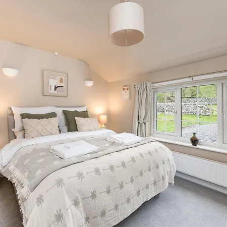Central Malham Wellbeing Escape Hot Tub & Studio Exterior photo