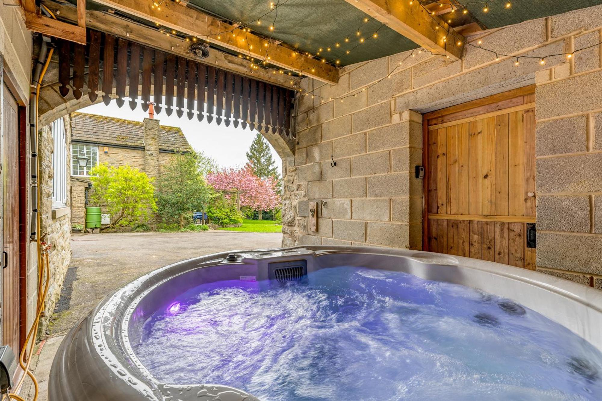Holiday home Wellbeing Escape Hot Tub & *