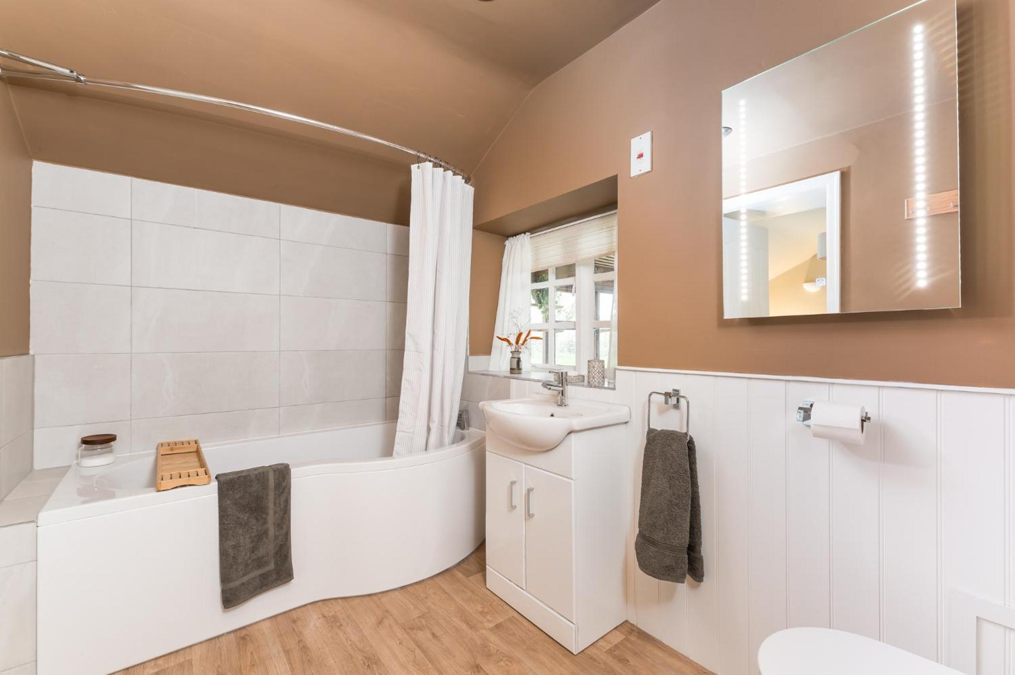 Holiday home Wellbeing Escape Hot Tub & *